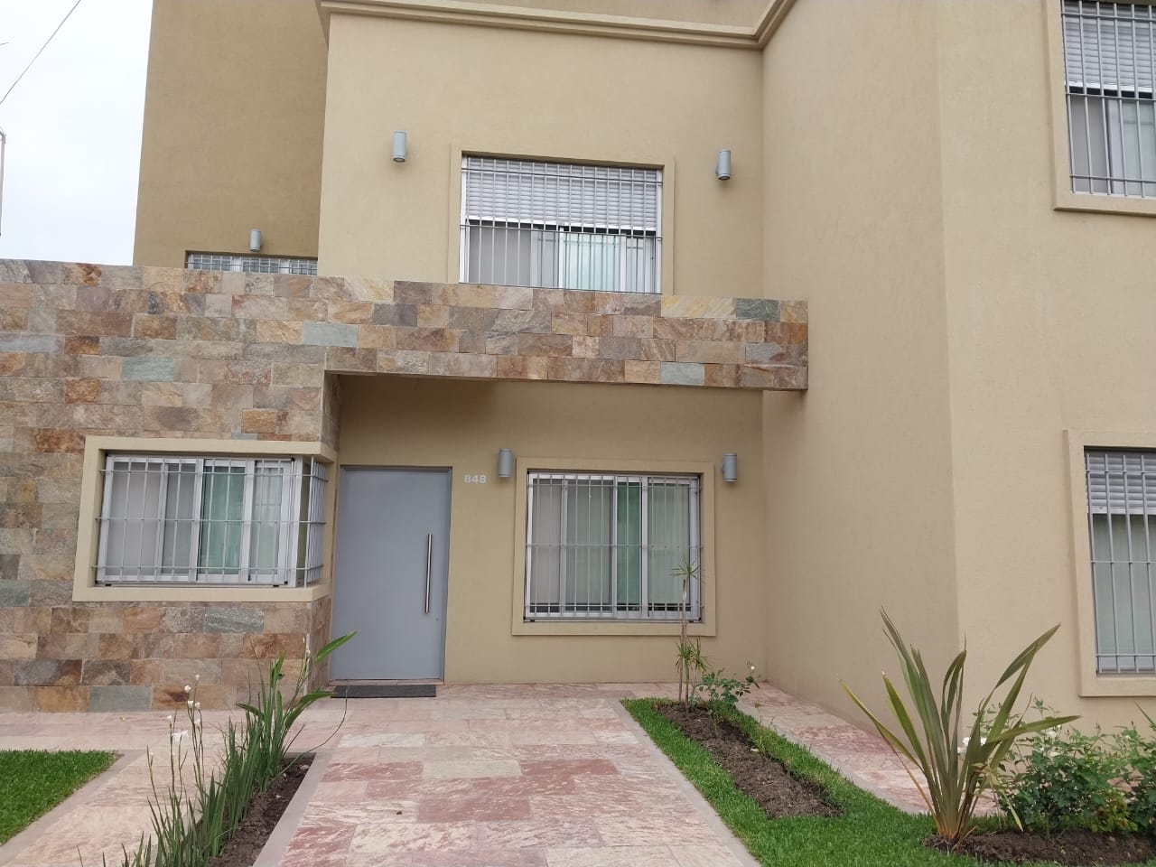 Edificio de Residencia Weizman de día, rodeado de jardín